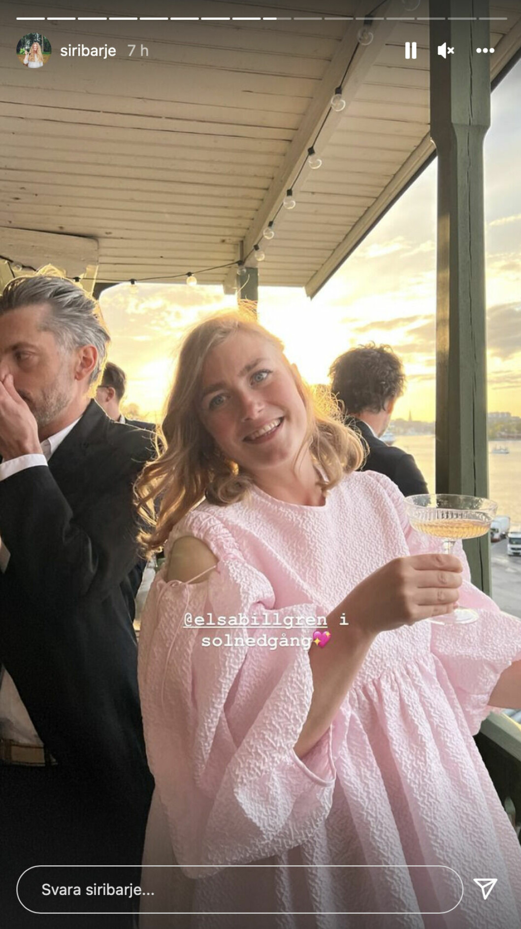 Elsa bytte om till en rosa klänning på efterfesten. elsa billgren på efterfesten