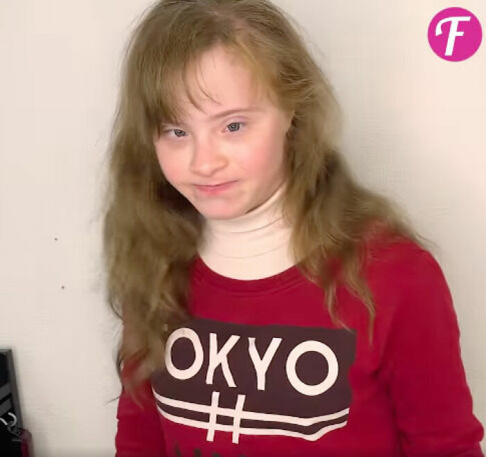Innan sin makeover har Stacy långt och lite slitet hår.