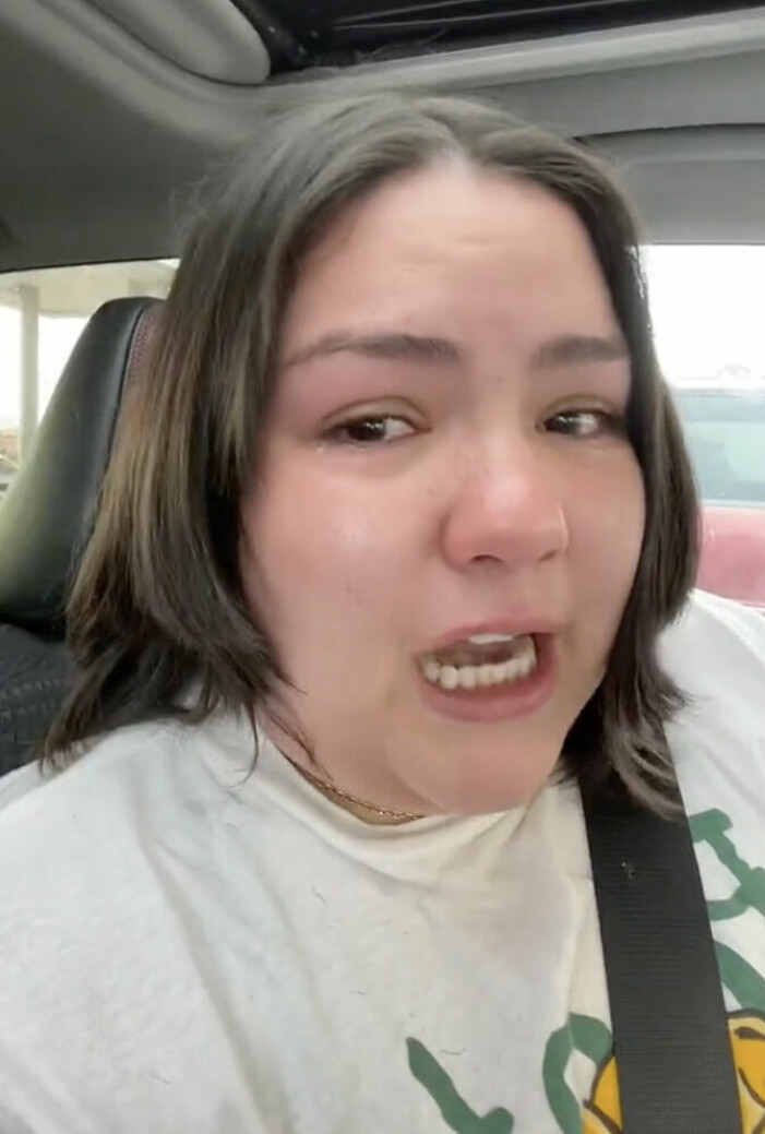 Rosa chockar alla som ser Tiktok-videon med det misslyckade klippet.