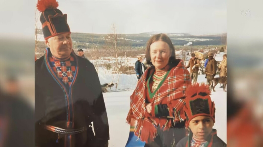 Jon Henrik (till höger i bild) tillsammans med föräldrarna Ulla och Jan. Jon Henrik (till höger i bild) tillsammans med föräldrarna Ulla och Jan.