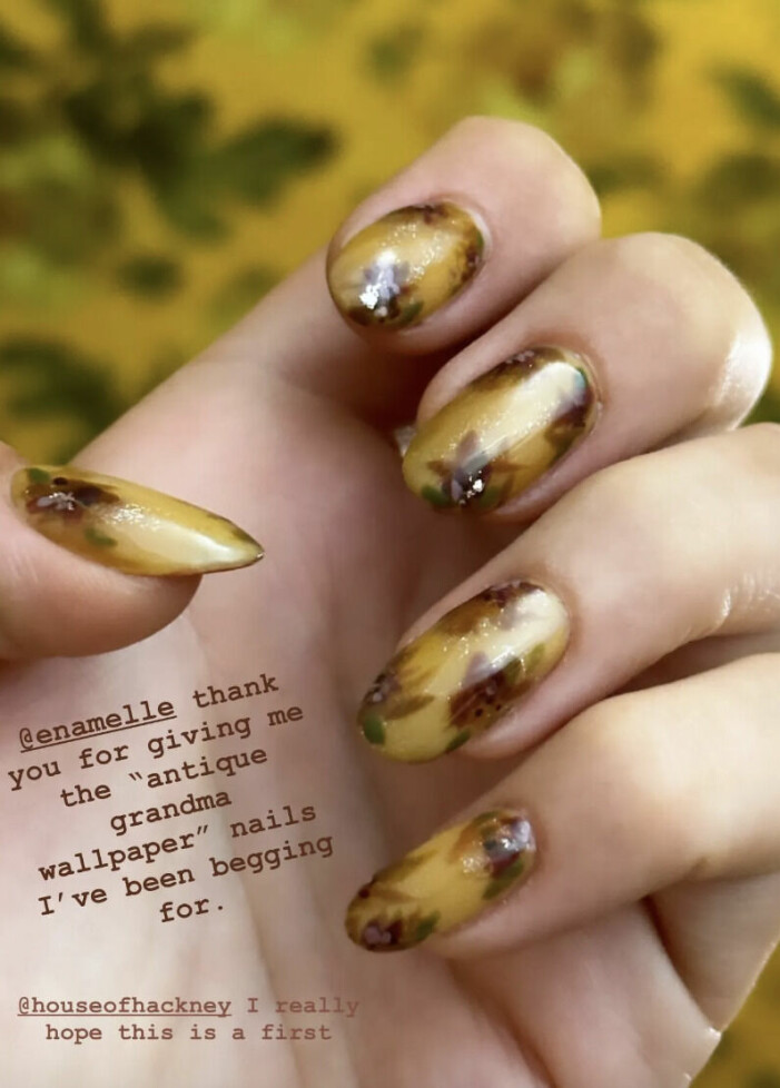 Blake Lively visar naglarna på Instagram.