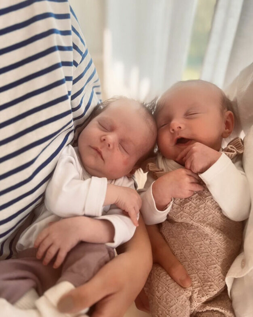Josephine håller i dottern Tuva (till vänster) och Jessica håller i dottern Saga (till höger).