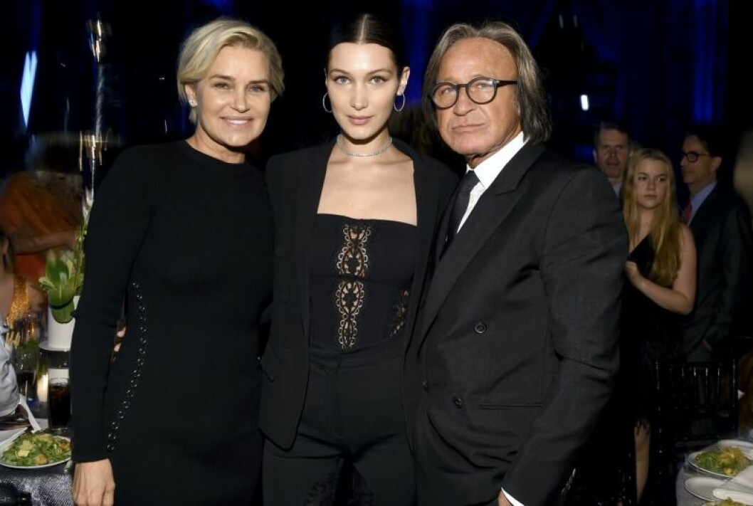 Bella Hadid med mamma Yolande Foster och pappa Mohamed Hadid