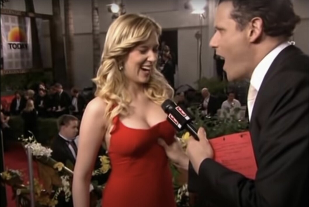 Tv-reportern Isaac Mizrahi tar Scarlett Johanssons bröst