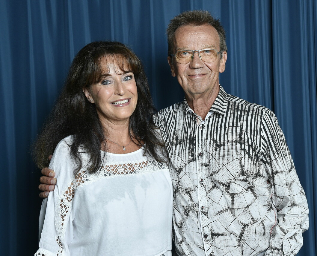 Pernilla och Björn Skifs under inspelningen av Tilde de Paula Ebys talkshow <span class=" italic" data-lab-italic_desktop="italic">Tilde</span>, 2022.