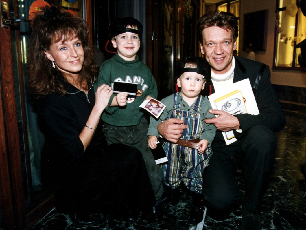 Björn Skifs tillsammans med sin fru Pernilla och barnen Oliver och Jonatan, 1993.