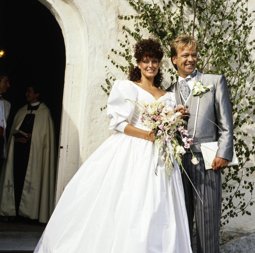 Sångaren och artisten Björn Skifs med sin brud Pernilla Hulting ute på kyrktrappan i samband med vigseln i Sånga kyrka på Färingsö i Mälaren 20 maj 1988.