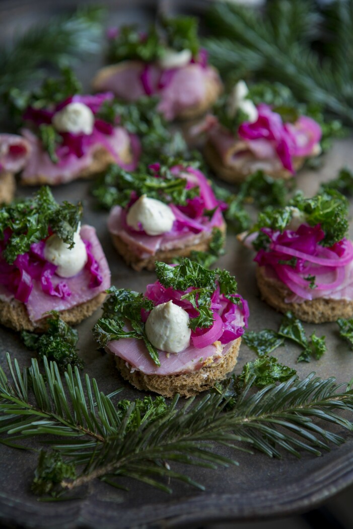 Ingen jul utan julskinka. Dessa små munsbitar tar snabbt slut, så gör ett gäng. Toppa med senapskräm, krispig grönkål och picklad rödkål. Skinksnittar på vörtbröd.