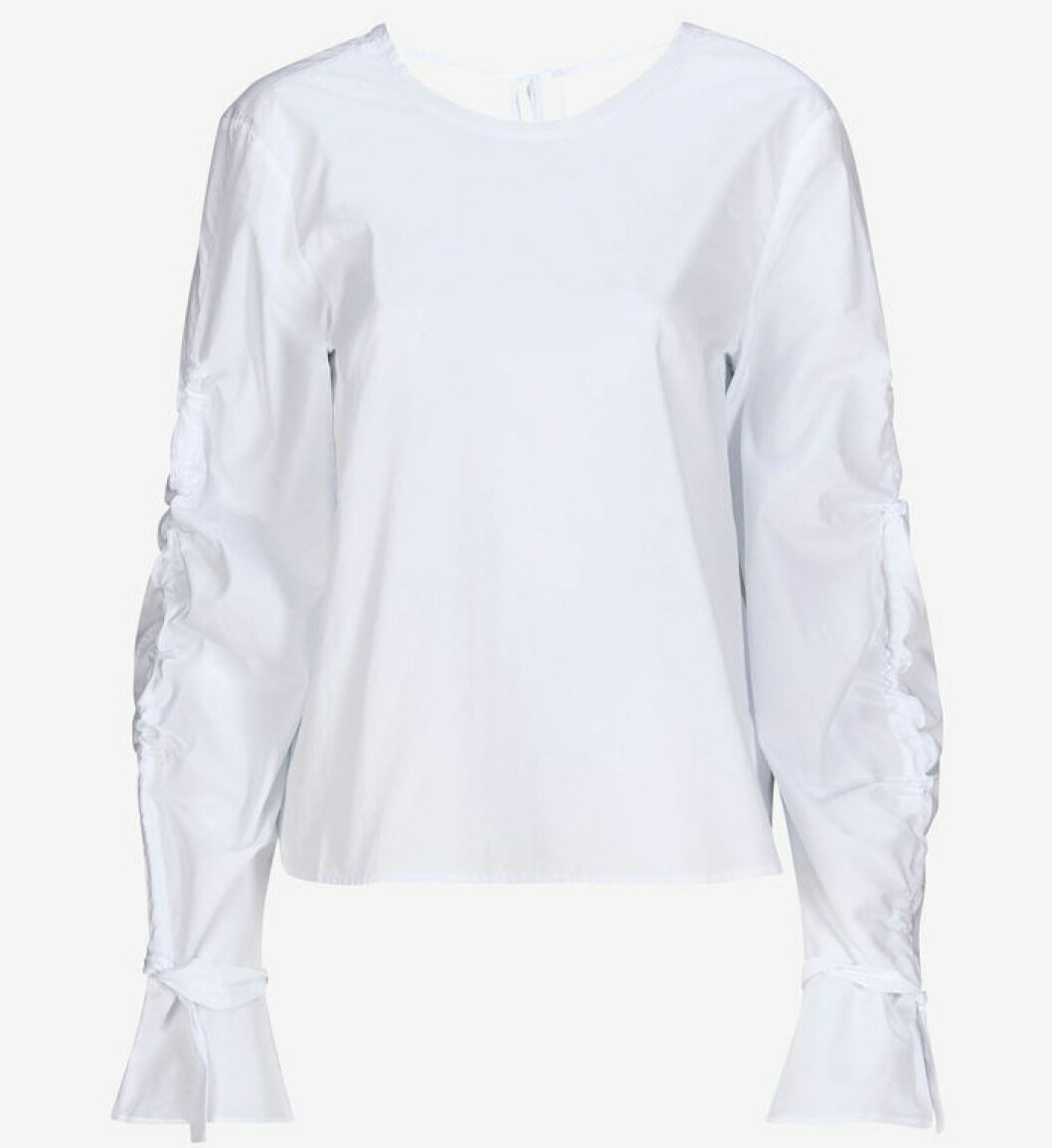 Blus från <a href="http://www.awin1.com/cread.php?awinaffid=439045&awinmid=8905&p=https%3A%2F%2Fwww.ellos.se%2Fdagmar%2Fblus-mara%2F1506689-01" target="_blank" rel="noopener">Dagmar</a>.