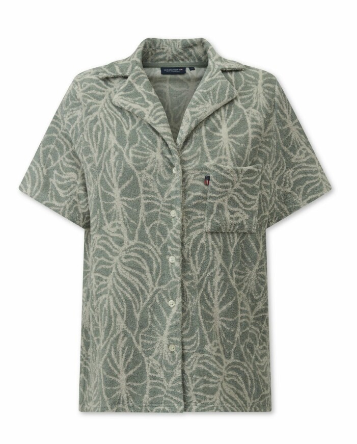 Skjorta i ekologisk boumullsfrotté, XS–XL, 995 kr, Lexington. <a target="_blank" rel="nofollow" href="https://in.ahlens.se/t/t?a=1136856392&as=1218462148&t=2&tk=1&url=https://www.ahlens.se/Mode/overdelar/blusar-15176/lexington-marina-organic-cotton-terry-short-sleeve-shirt-multicolour-80ec96296a0443a5aa349956d48c7a8c&epi=FE-mod—ledigaplagg-lexington-skjorta-">Klicka på bilden för att komma direkt till den.</a> Skjorta från Lexington.