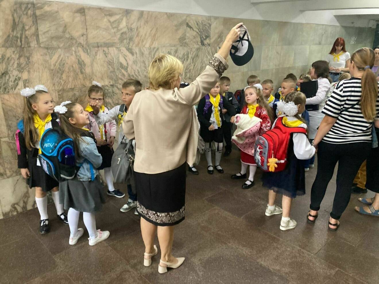 Klass med elever i skola under jorden i Ukraina.