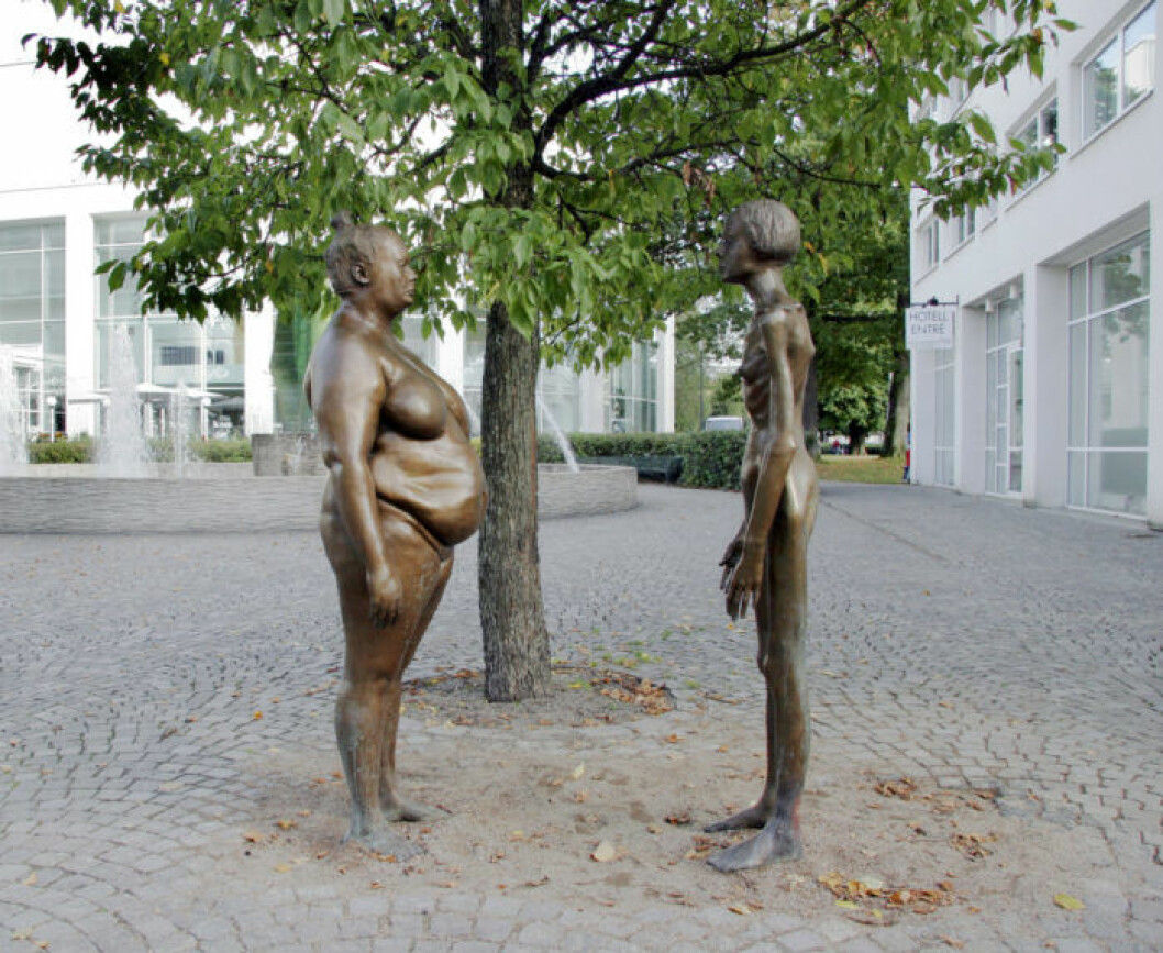 Bronskvinnorna eller <em>Jag tänker på mig själv</em> utanför konsthallen i Växjö. Marianne Lindbergs bronskvinnor Växjö Konsthall