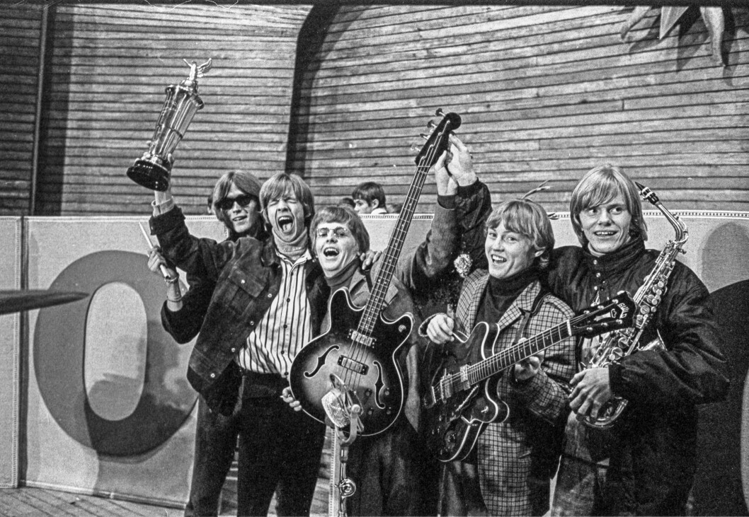 Svenska popbandet Slam Creepers: Janne Fakt, Björn Skifs med segerpokalen, Lasse Christians, Kenneth Windahl och Lollo Svensson firar segern i Sveriges Radios popbandstävling på Sollidens scen på Skansen i Stockholm, 1966.