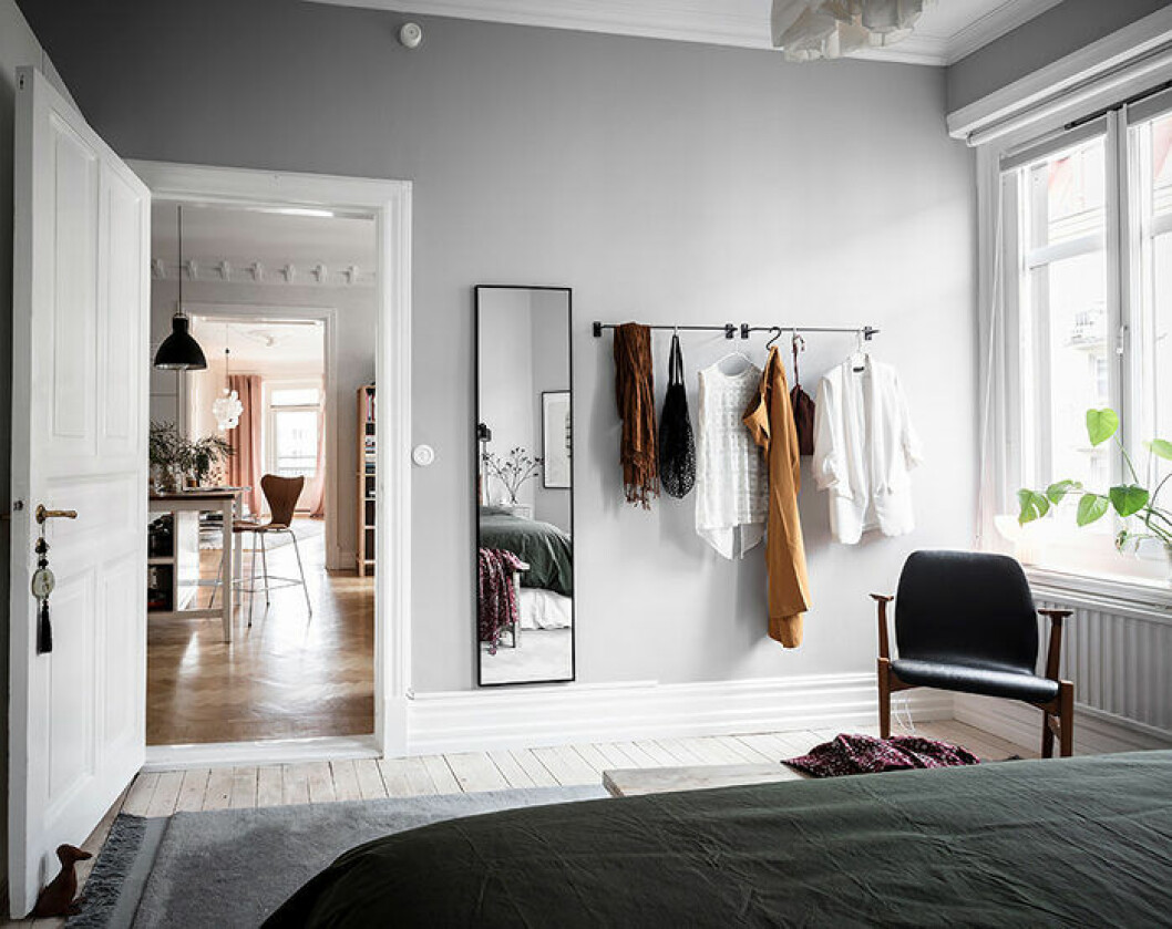 Foto: Anders Bergstedt Styling: Elli Roshandel för Entrance Mäkleri/mäklare: Erika Bergholm Stänger eller krokar på väggen skapar ny förvaring