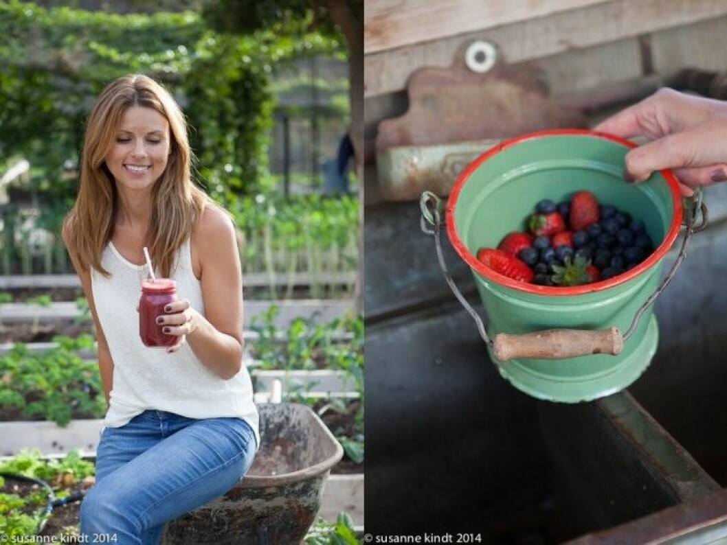 Smoothie med sommarbär. kvinna med en smoothie gjord på sommarbär