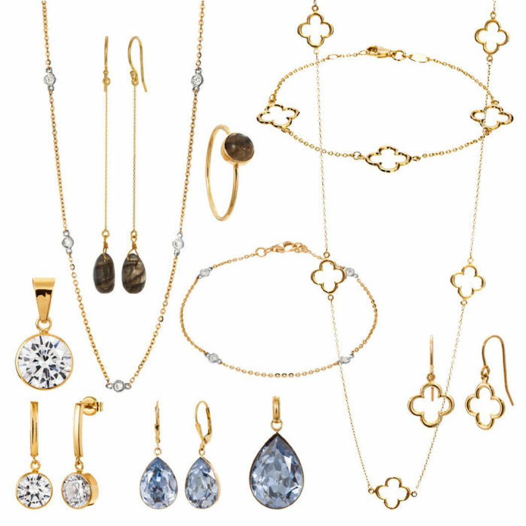 <a href="https://www.hallbergsguld.se/article/hangsmycke_18k_guld" target="_blank" rel="noopener">Hängsmycke</a> i 18 K guld med Kubisk Zirkonia, 695 kronor (795 kronor). <a href="https://www.hallbergsguld.se/article/orhangen_18k_guld_20090671" target="_blank" rel="noopener">Örhängen</a> i 18 K guld med Kubisk Zirkonia, 1795 kronor. <a href="https://www.hallbergsguld.se/article/diamanthalsband_i_18k_guld_20092363" target="_blank" rel="noopener">Diamanthalsband</a> i 18K guld, 9995 kronor. <a href="https://www.hallbergsguld.se/article/diamantarmband_i_18k_guld_20092373" target="_blank" rel="noopener">Diamantarmband</a> i 18K Guld, 6995 kronor. <a href="https://www.hallbergsguld.se/article/halsband_i_18k_guld_20003297" target="_blank" rel="noopener">Halsband</a> i 18K guld med fyrklöver, 5495 kronor. <a href="https://www.hallbergsguld.se/article/armband_i_18k_guld_20003688" target="_blank" rel="noopener">Armband</a> i 18K guld med fyrklöver, 1995 kronor. <a href="https://www.hallbergsguld.se/article/18k_orhangen_ovriga_20004931" target="_blank" rel="noopener">Fyrklövörhängen</a> i 18 K guld, 1195 kronor. <a href="https://www.hallbergsguld.se/article/orhangen_i_akta_silver_20085381" target="_blank" rel="noopener">Örhängen</a> i förgyllt äkta silver med labradorit, 395 kronor. <a href="https://www.hallbergsguld.se/article/ring_i_akta_silver_20085370" target="_blank" rel="noopener">Ring</a> i förgyllt äkta silver med labradorit, 345 kronor. <a href="https://www.hallbergsguld.se/article/orhangen_18k_guld_20093639" target="_blank" rel="noopener">Örhängen</a> i 18K guld med Swarovski-kristaller 2 795 kronor. Hängsmycke (endast i butik) i 18K guld med Swarovski-kristall, exkl.kedja 1 195 kronor.