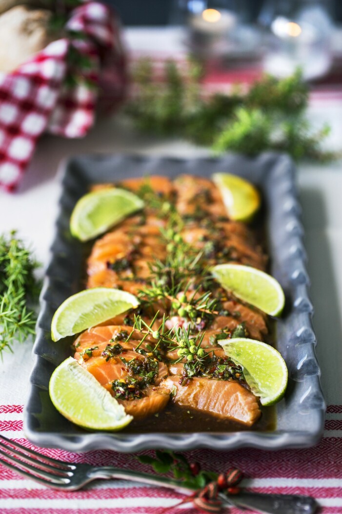 Den gravade laxen får smak av lime, ingefära och koriander. Servera med en fräsch koriandersås. Snabbgravad limelax.