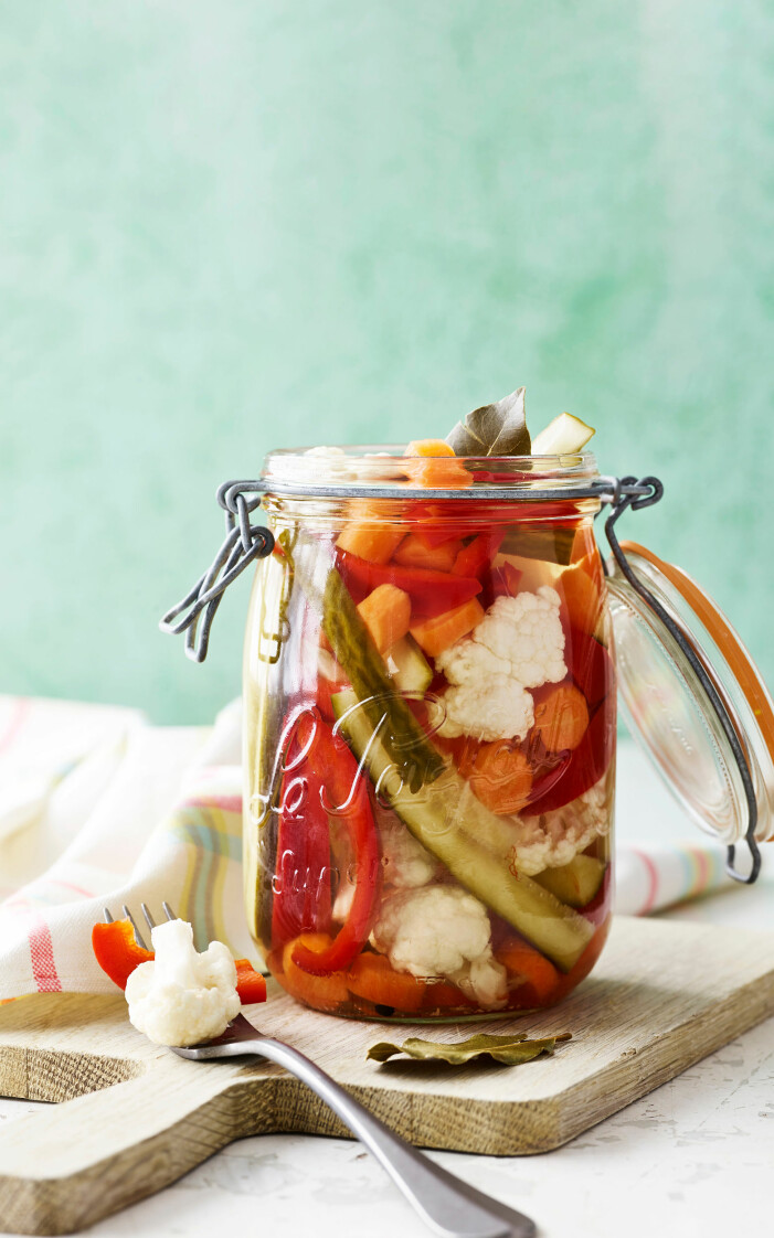 Vackra färger frestar i burken. Italienska pickles