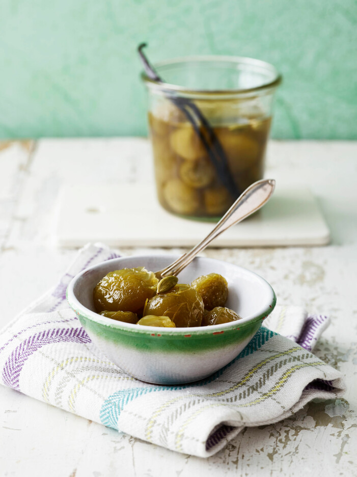Syltade tomater som passar utmärkt i en sallad. Syltade gröna tomater