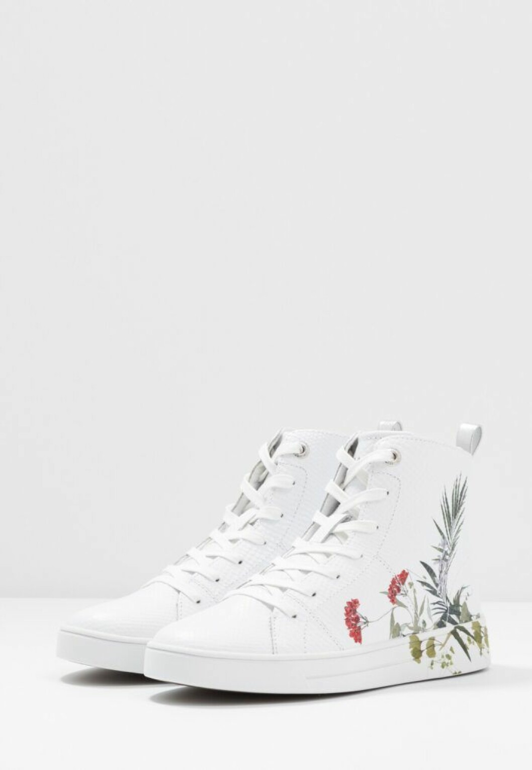 Höga vita sneakers från Ted Baker