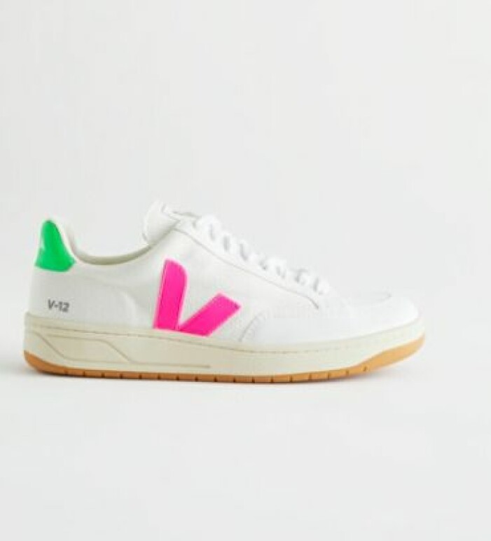 Sneakers, Veja. Vita sneakers med neongrön och neonrosa detalj. Sneakers från Veja.
