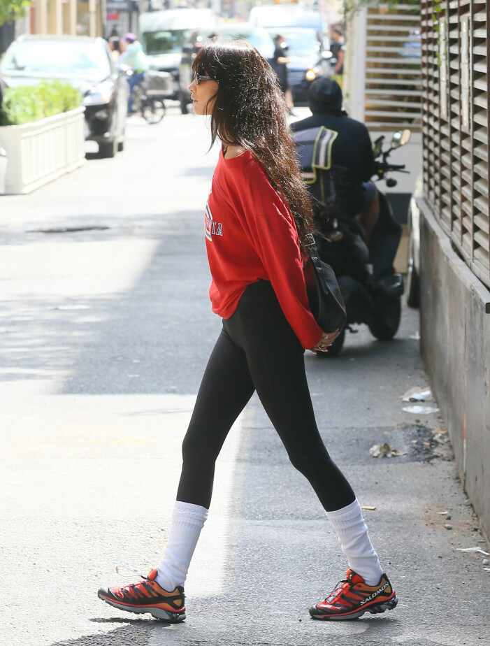 Bella Hadid i modellen XT-4 från Salomon. Bella Hadid i trendiga hikingsneakers från Salomon.
