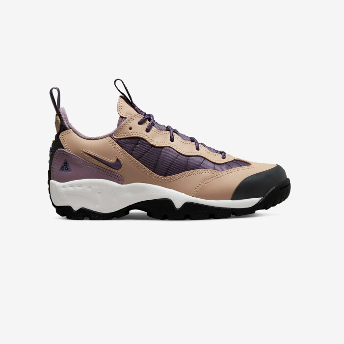 Hikingmodellen CdG Air Mada från Nike. Terrängskon CdG Air Mada från Nike.