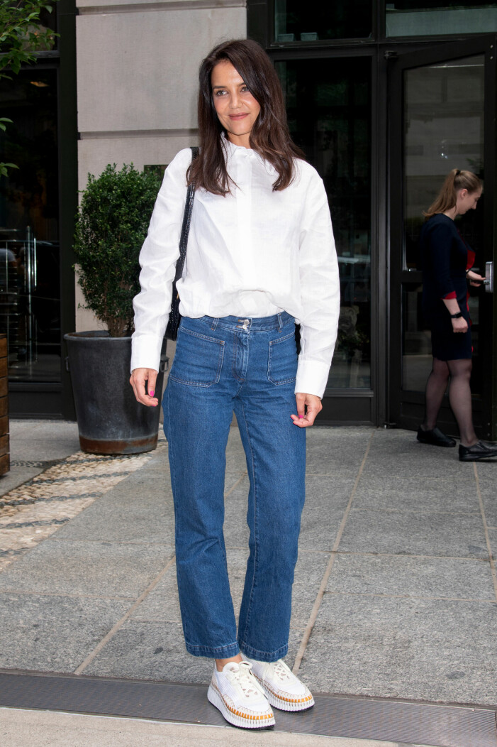 Katie Holmes i favoritmodellen Nama från Chloé. Katie Holmes i den populära sneakersmodellen Nama från Chloé.