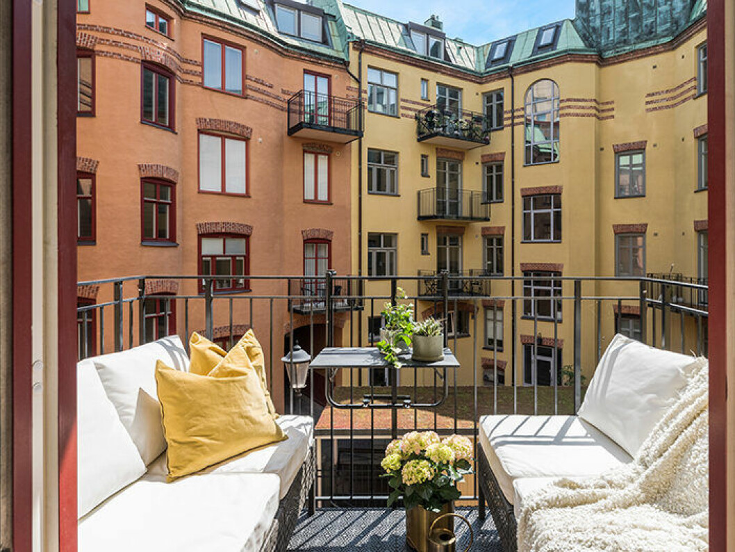 Prioritera det som ger dig glädje på din balkong. Foto: SE360 för <a href="https://www.instagram.com/bjurfors_goteborg/?hl=sv" target="_blank" rel="noopener">Bjurfors</a>/mäklare: Josefin Liedholm En snygg balkong med stilren inredning