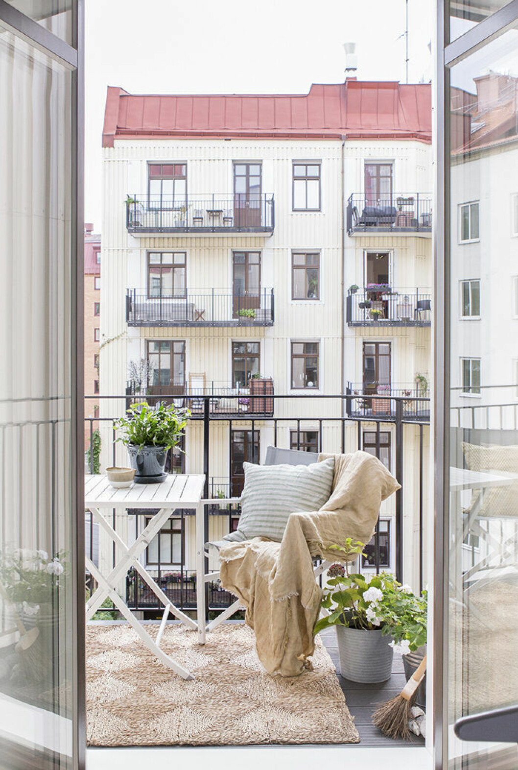 Håll ihop stilen med en röd tråd på balkongen, här i skandinaviskt sköna naturnära färger. Foto: Cim Ek Styling: Studio Cuvier för <a href="https://www.instagram.com/alvhem/?hl=sv" target="_blank" rel="noopener">Alvhem</a>/mäklare: Anna-Kajsa Nylander Skandinaviskt inredd balkong med naturnära färger och matta på balkongen