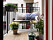 Mysig balkong med växter och kuddar i skandinavisk stil