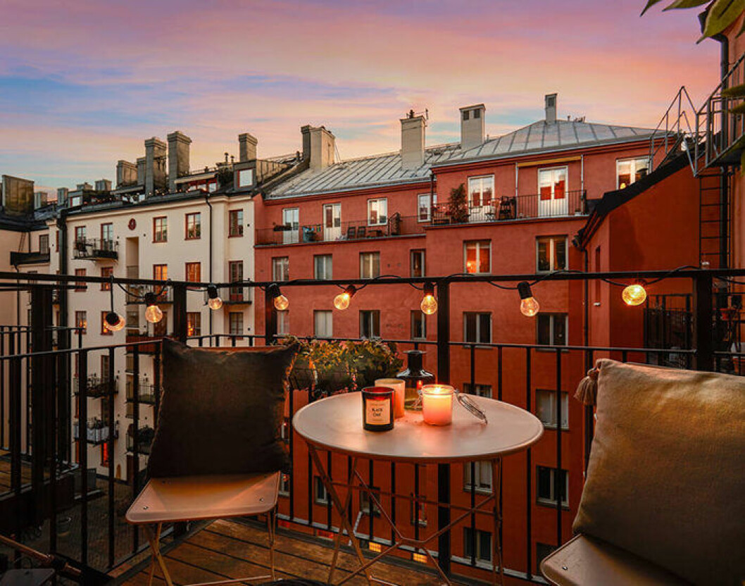 Skapa en mysig oas på balkongen genom att inreda med flera ljuskällor. Foto: Calle Ström Styling: Caroline Andersson för <a href="https://www.instagram.com/bosthlm_realestate/?hl=sv" target="_blank" rel="noopener">BoSthlm</a>/mäklare: Vilhem Åman Mysig balkong med ljusslinga och levande ljus