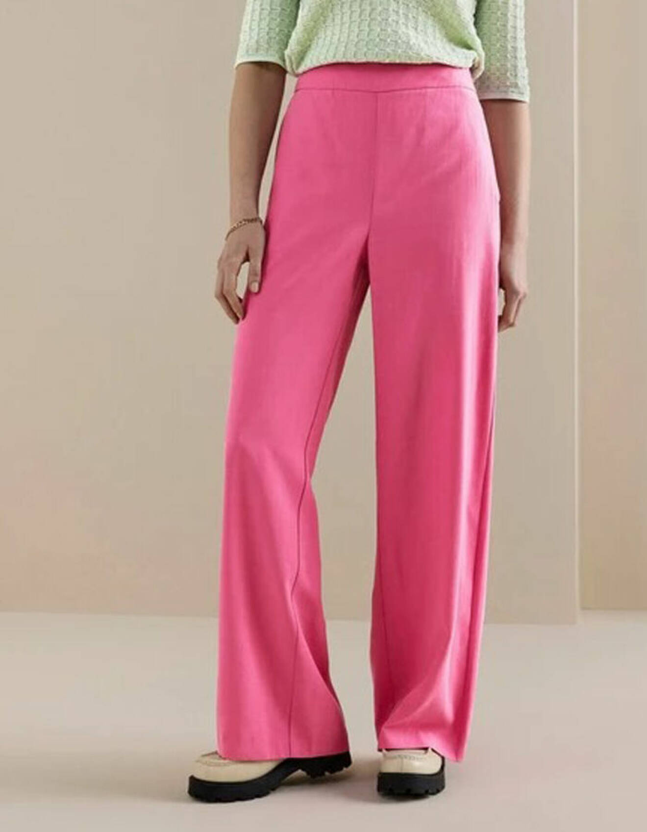 snygg outfit i rött och rosa – rosa byxor från Lindex