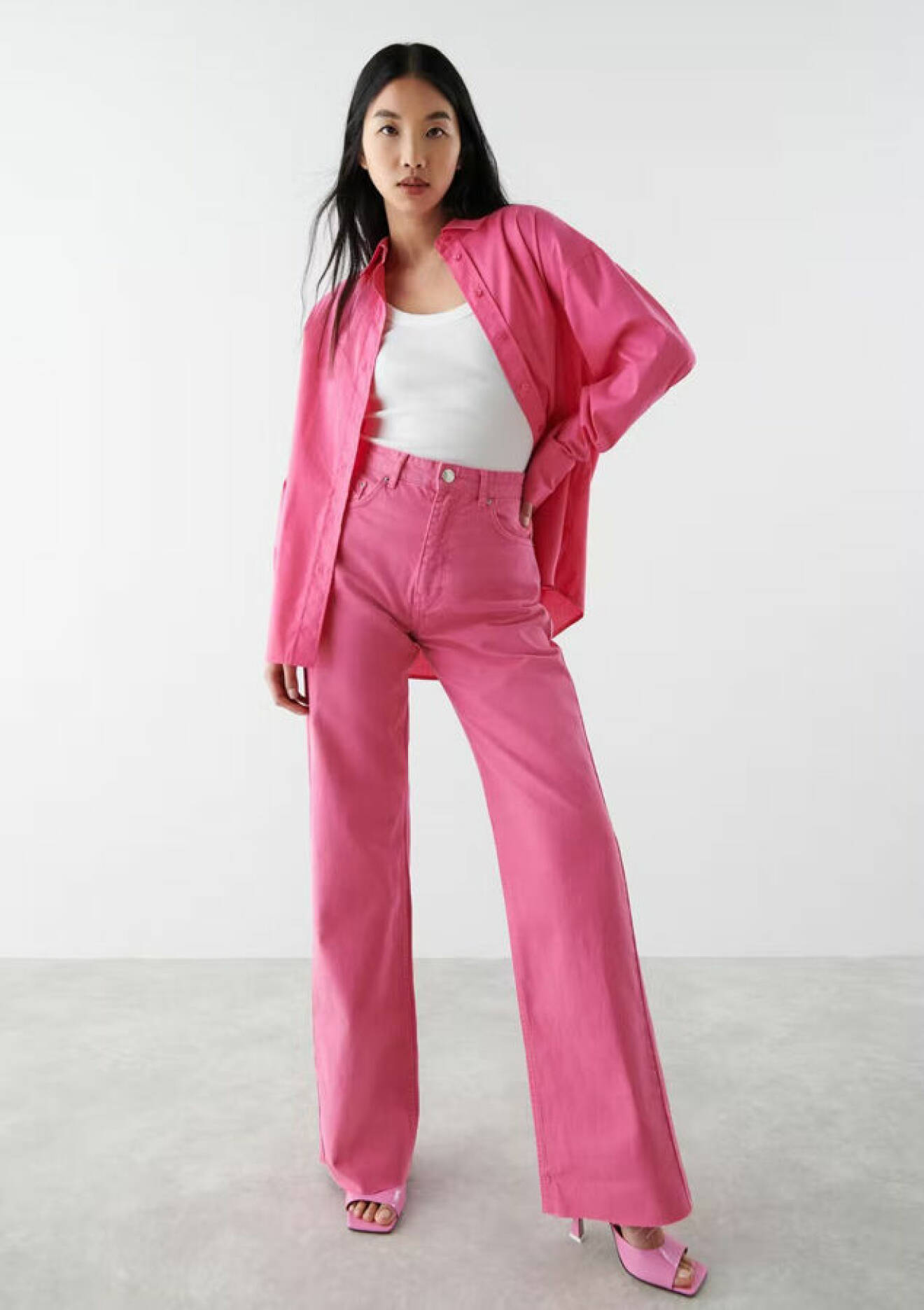 snygg outfit i rött och rosa – rosa jeans från Gina tricot