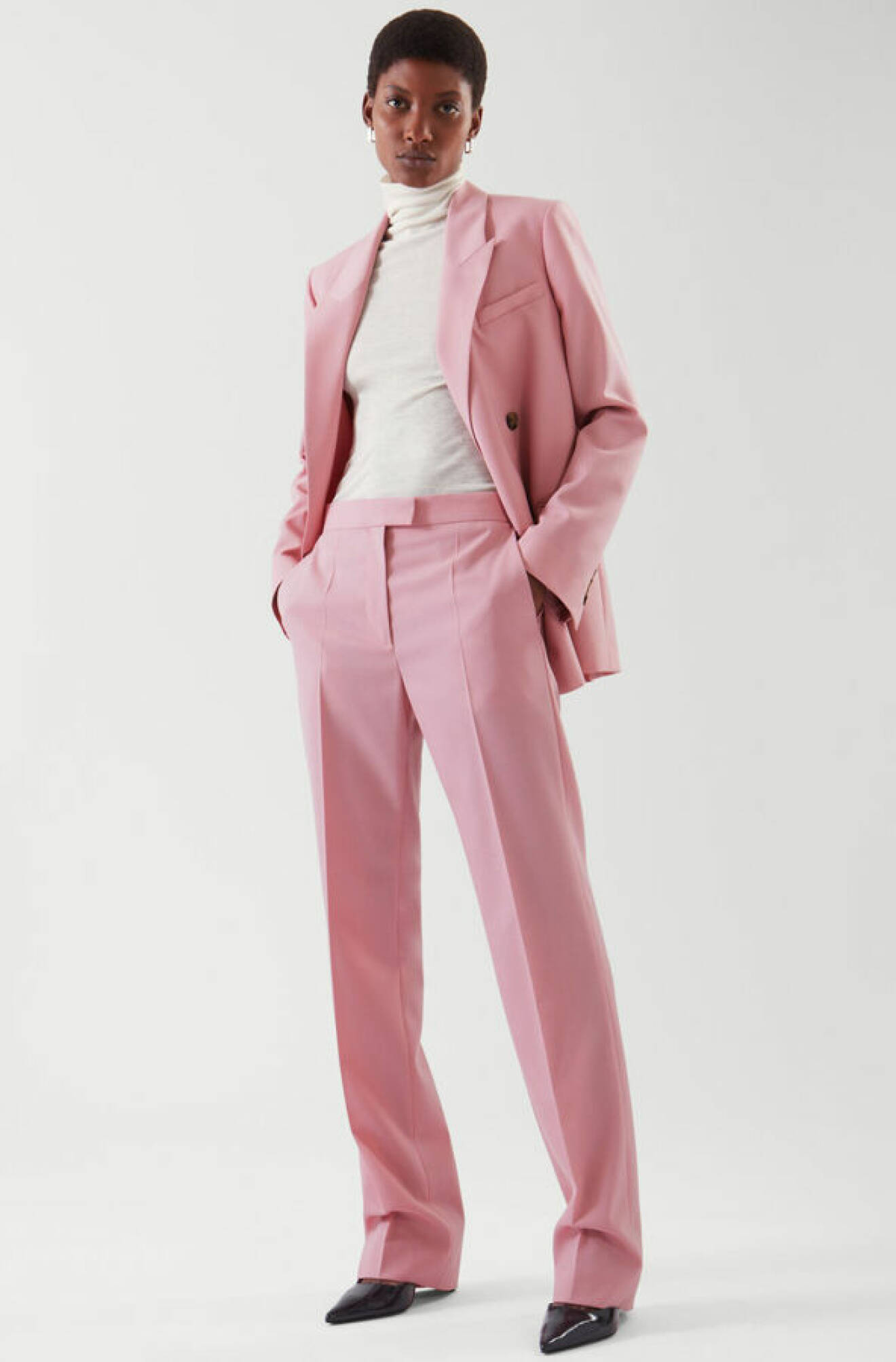 snygg outfit i rött och rosa – rosa kostym för dam från COS