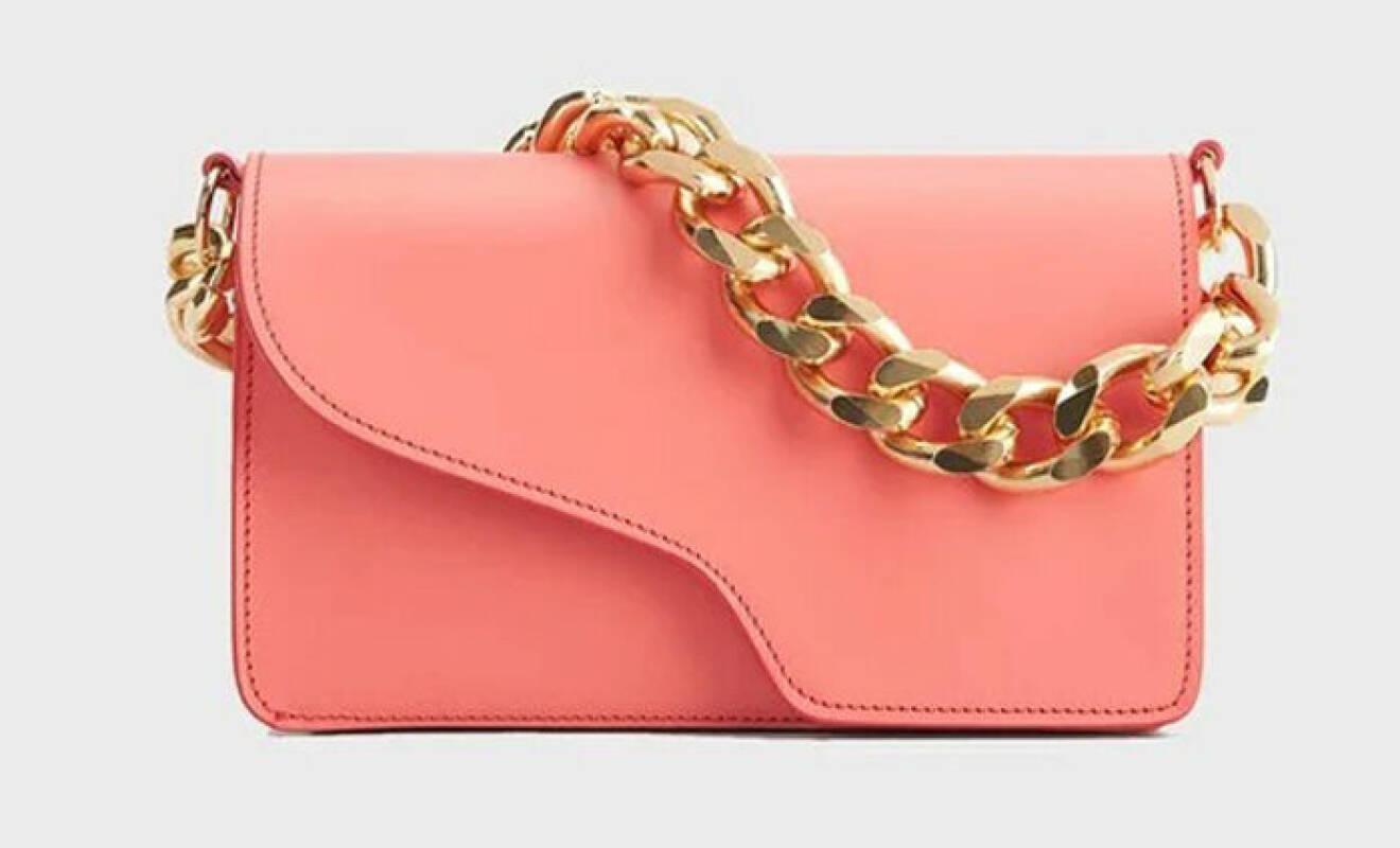 snygg outfit i rött och rosa – rosa väska med guldkedja från ATP Atelier