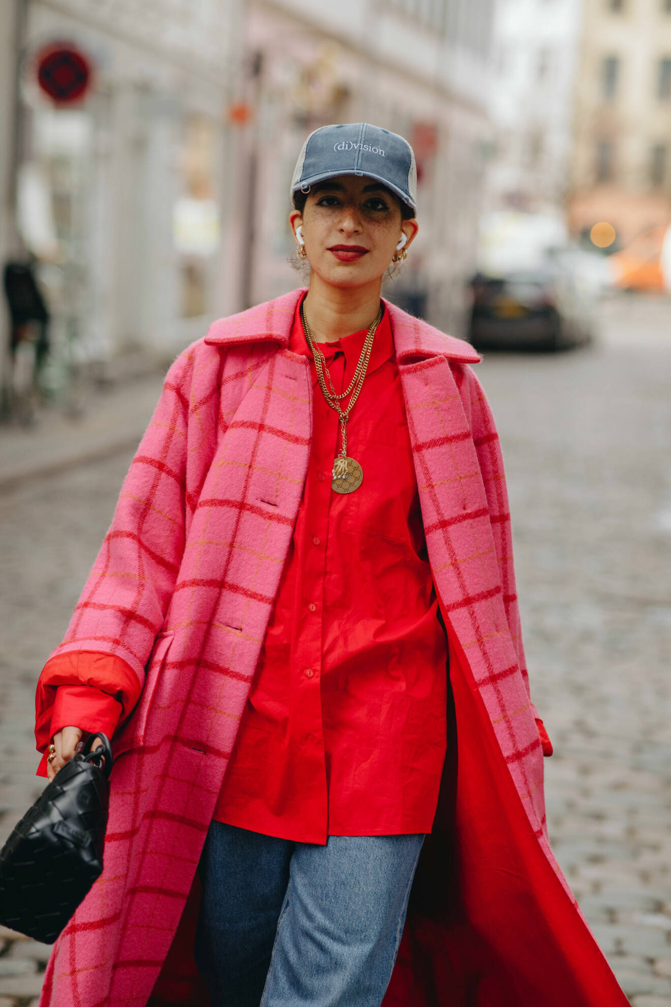 snygg streetstyle-outfit i rött och rosa