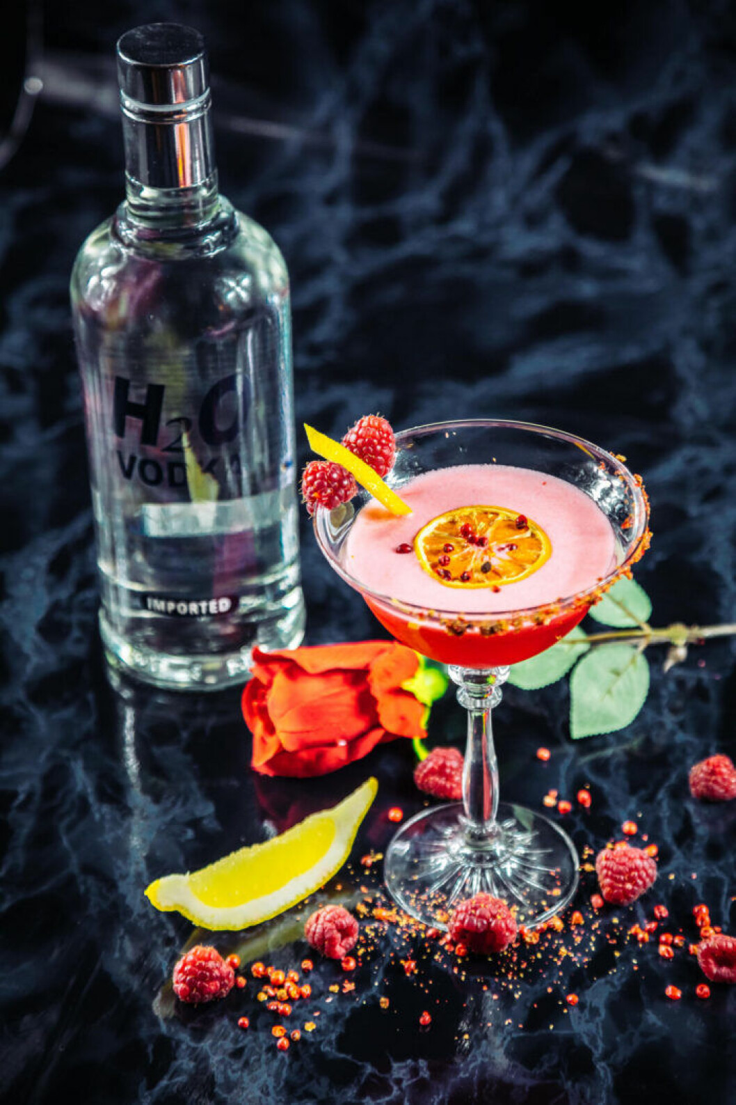 Vodkadrink med pepprig smak av rosépeppar.