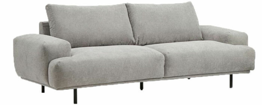 Soffa grå färg med svarta ben, 7 199 kronor. Grå 3-sits soffa