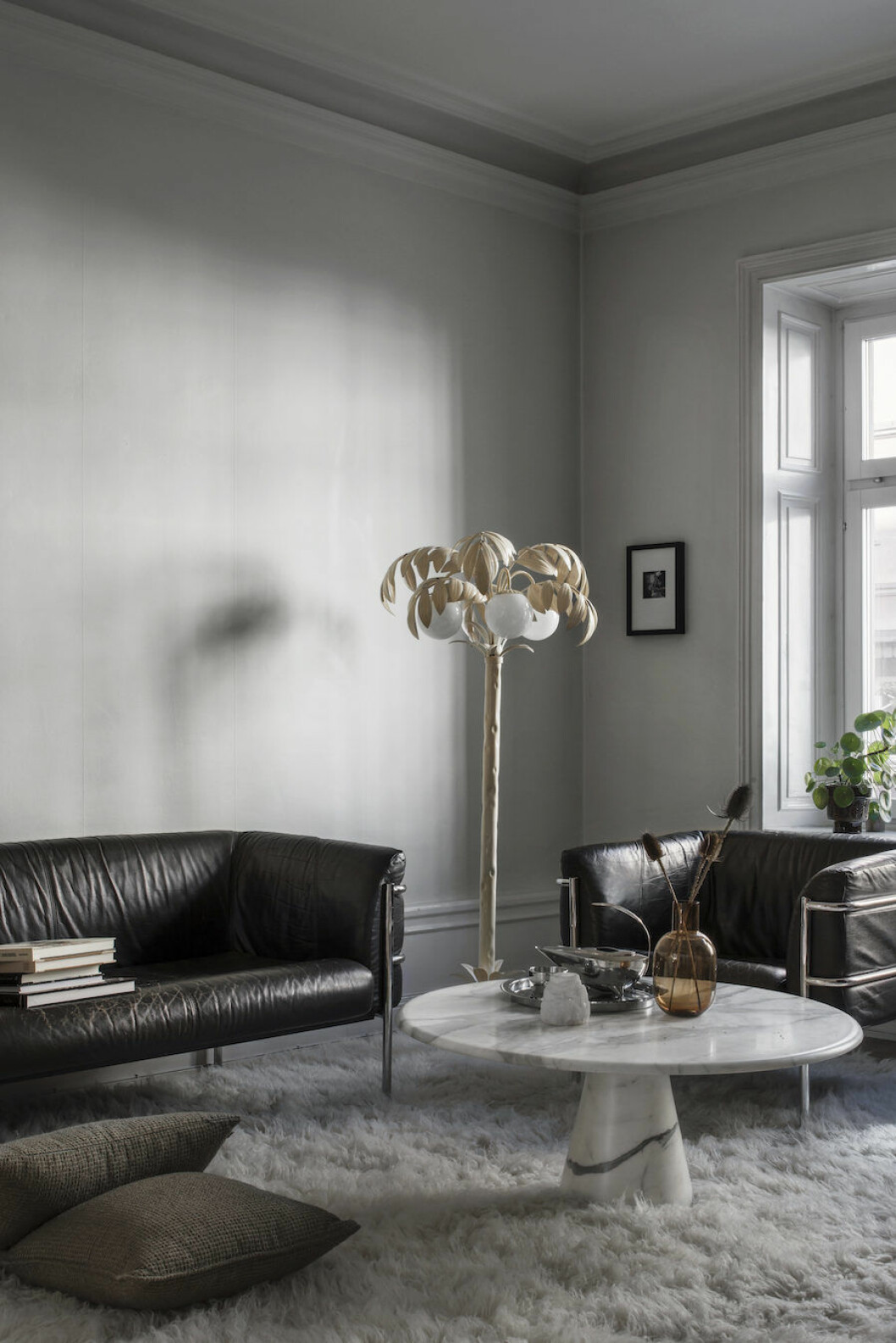 Soffa och fåtölj från Lauritz, bord från Bukowskis, matta från Layered och lampa också från Bukowskis. Kuddarna kommer från Eilersen. Soffa och fåtölj från Lauritz, bord från Bukowskis, matta från Layered hemma hos Michelle Meadows.