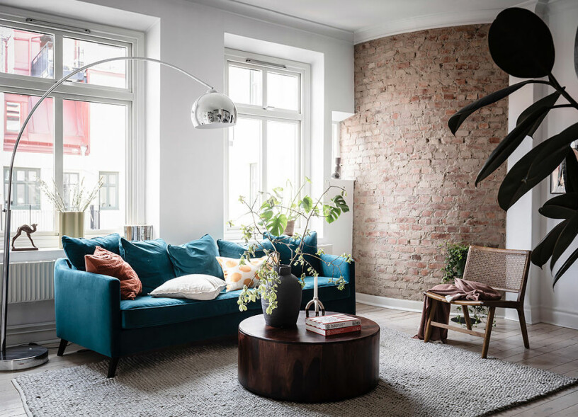 Ett runt soffbord mjukar upp intrycket i hemmet, särskilt i kombination med en rak soffa. Foto: Anders Bergstedt Styling: Josefsson Ljung för <a target="_blank" href="https://www.instagram.com/entrancemakleri/?hl=sv">Entrance mäkleri</a>/mäklare: Erika Bergholm runt soffbord i mysigt vardagsrum