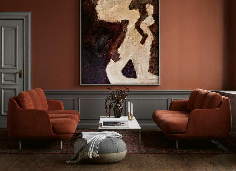 Ett rektangulärt bord passar mellan två soffor, särskilt om de har lite runda former. Kom ihåg att placera bordet så det är nära till hands från bägge soffor. Foto: Fritz Hansen elegant sittgrupp med två soffor och soffbord