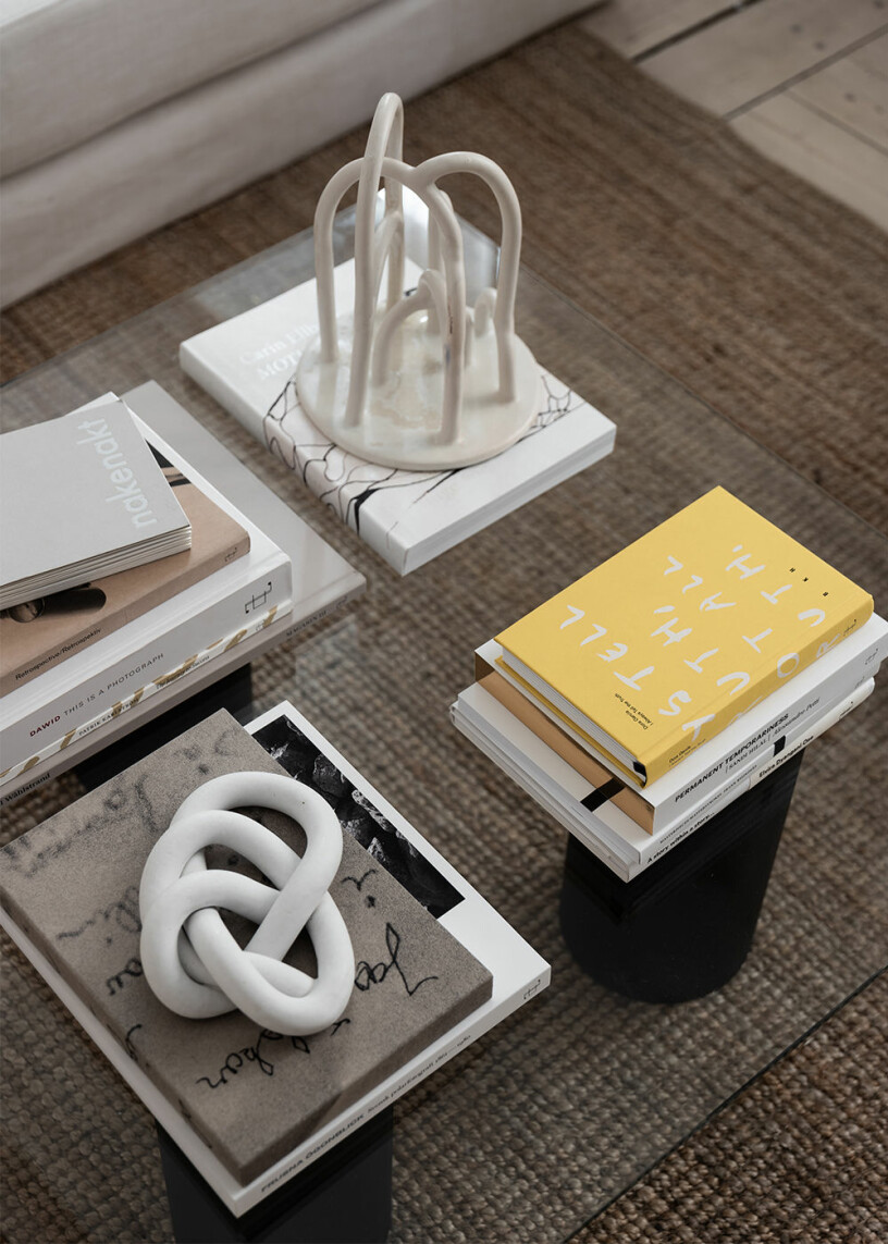 Foto: Wall of Art soffbord stylat med böcker och skulpturer