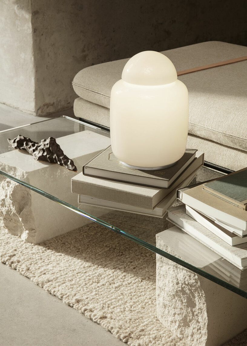 Foto: Ferm living soffbord i glas med böcker, inredningsdetalj och lampa från ferm living