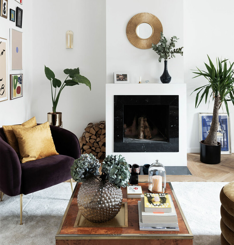 Foto: Jesper Florbrant för Wall of Art soffbord med fina inredningsdetaljer - vas, blommor, böcker och ljus