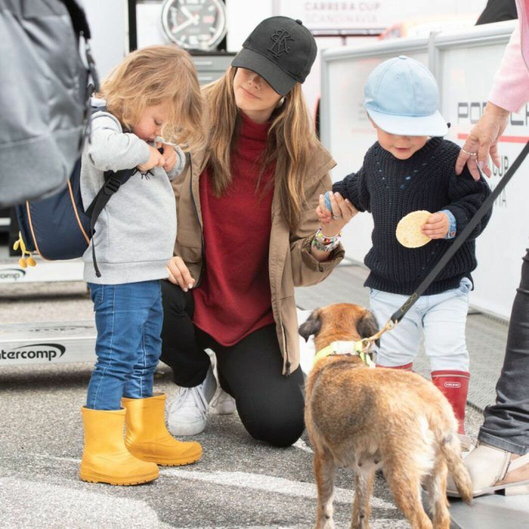 Sofia med sina pojkar Alexander och prins Gabriel – och med hunden Siri. Den där riskakan ser ut att leva farligt… Sofia med sina pojkar Alexander och prins Gabriel – och med hunden Siri.