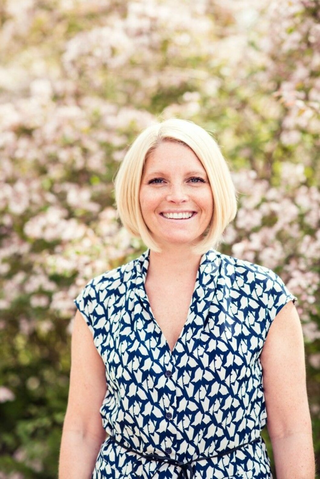 Sofia Antonsson. Porträtt på kvinna utomhus