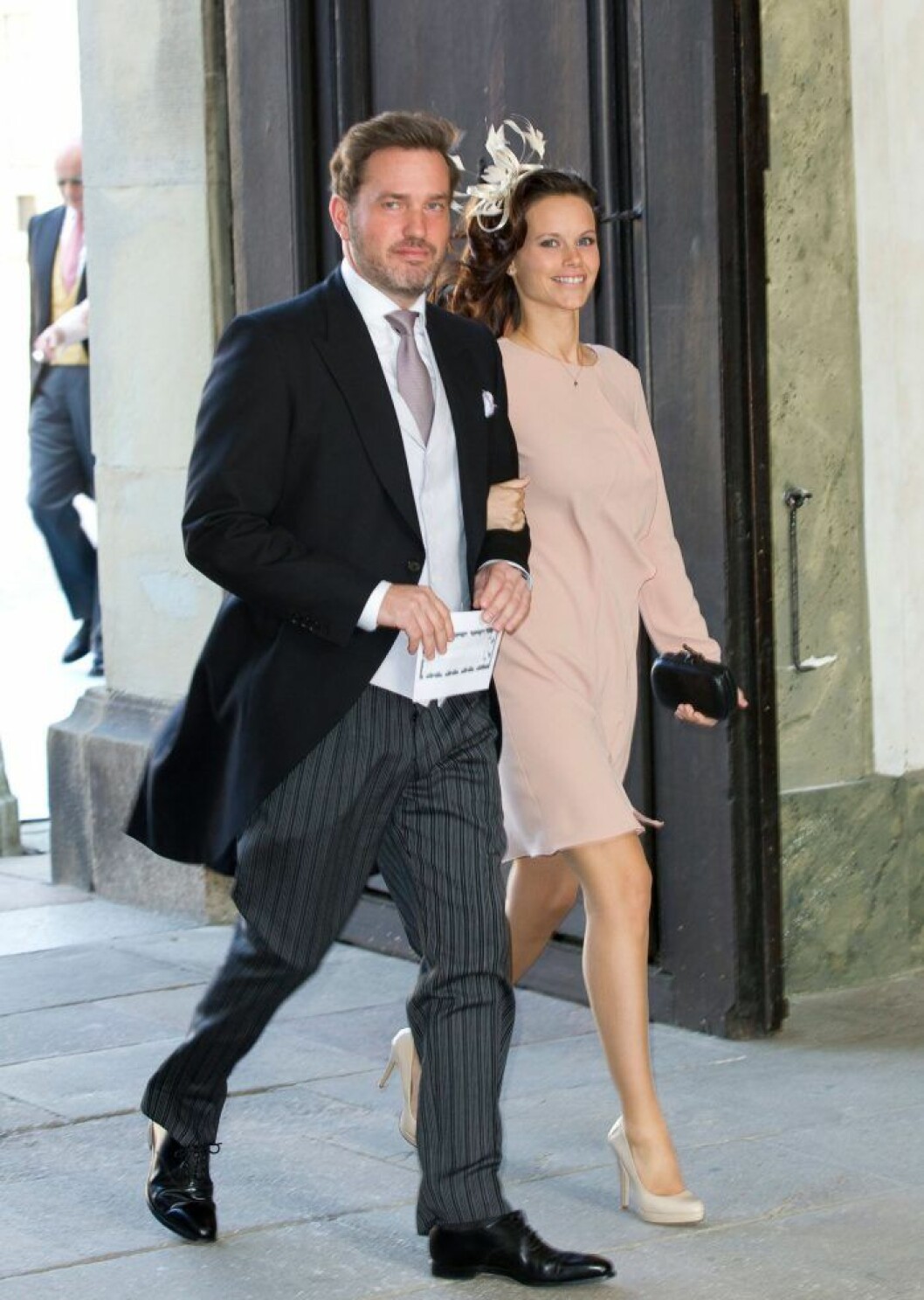 Chris och Sofia arm i arm på Estelles dop 2012. Vi trodde att de knappt hade träffats – men i själva verket var de bekanta sedan åren när Sofia bodde i New York. Chris O'Neill och prinsessan Sofia (som då hette Hellqvist) arm i arm på Estelles dop 2012.