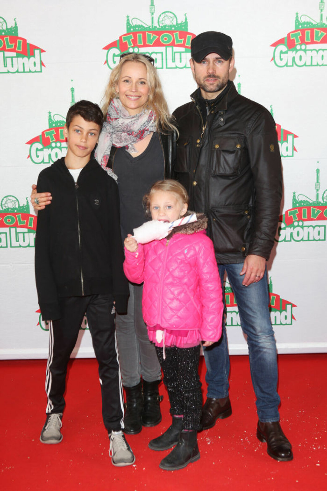 Sofia Helin och maken Daniel Götschenhjelm med barnen är inga premiärlejon. Här dock på Gröna Lund, 2015. Bild: IBL Sofia Helin med familj