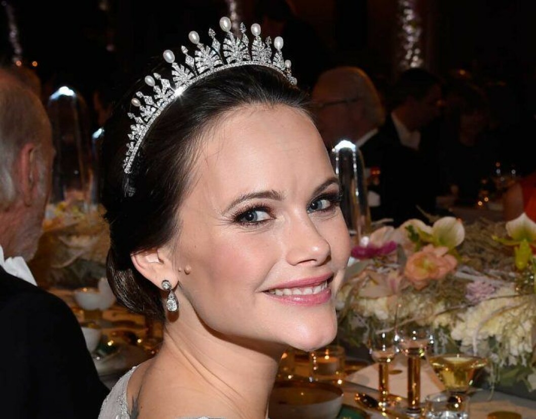 Bröllopsdiademet med pärlor, Nobelfesten 2017. På Nobelfesten 2017 såg vi prinsessan Sofia i bröllopsdiademet igen men med pärlor på briljantspetsarna